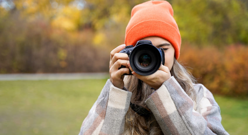 写真を撮る女性