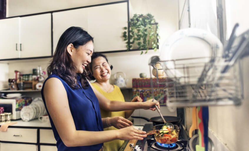 料理をする2人の女性