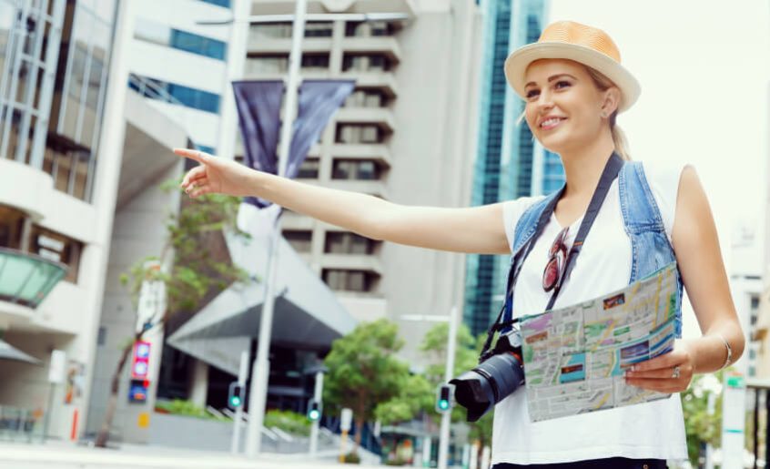 一人旅を楽しむ女性