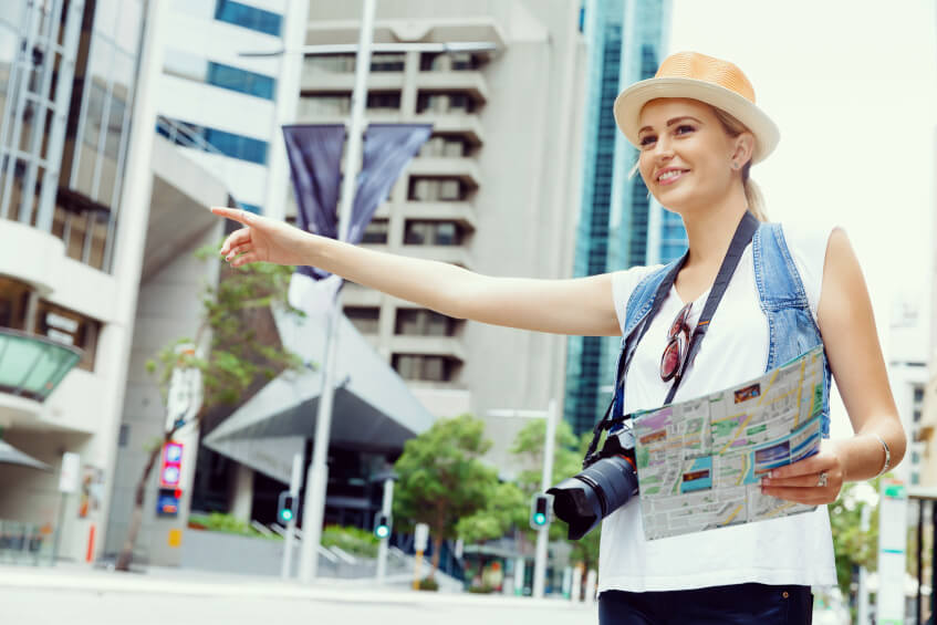 一人旅を楽しむ女性